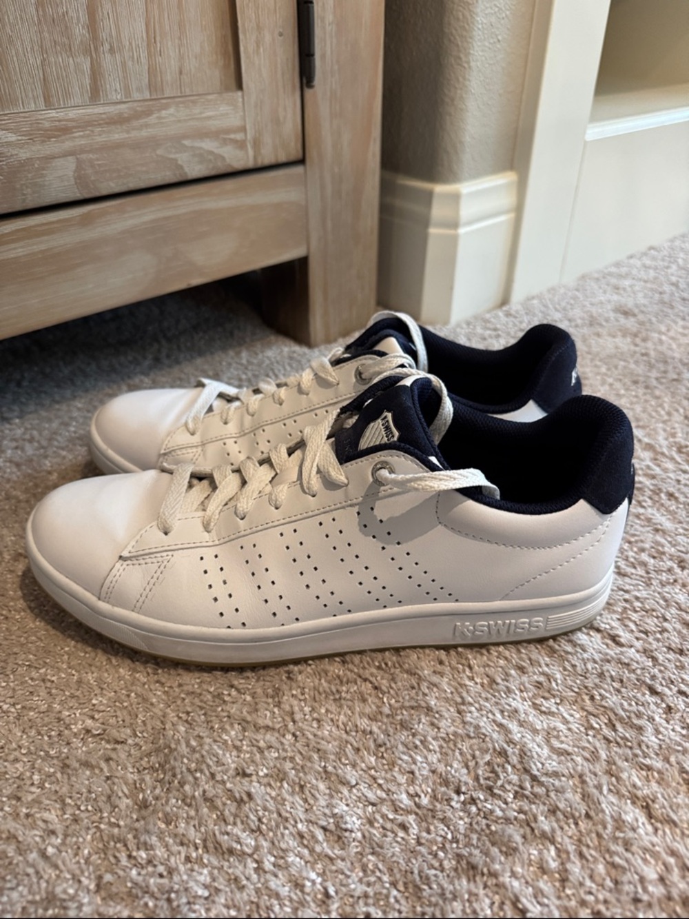 Men’s K Swiss base court shoes 10 white leather trainers sneakers